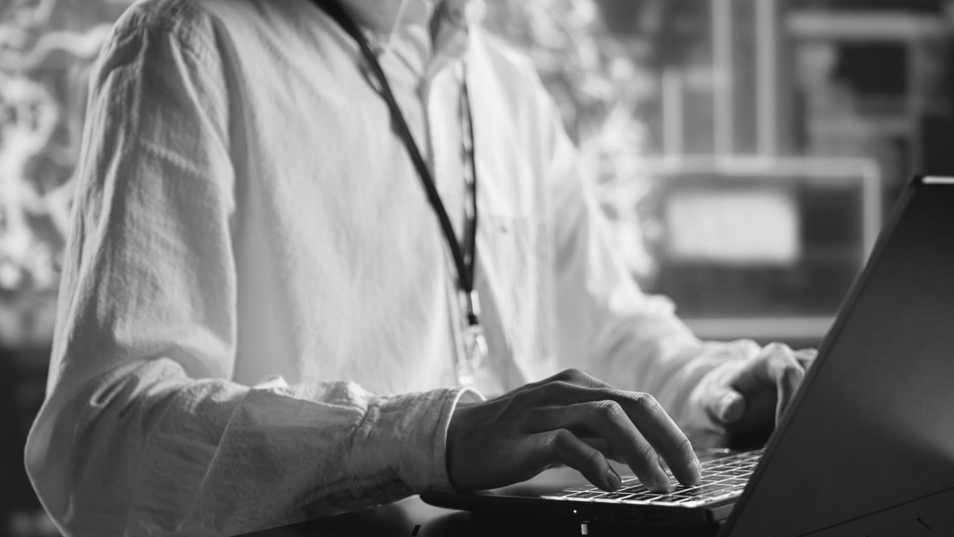 Modern ofis ortamında AR/VR geliştirme ekibinin çalışma alanı